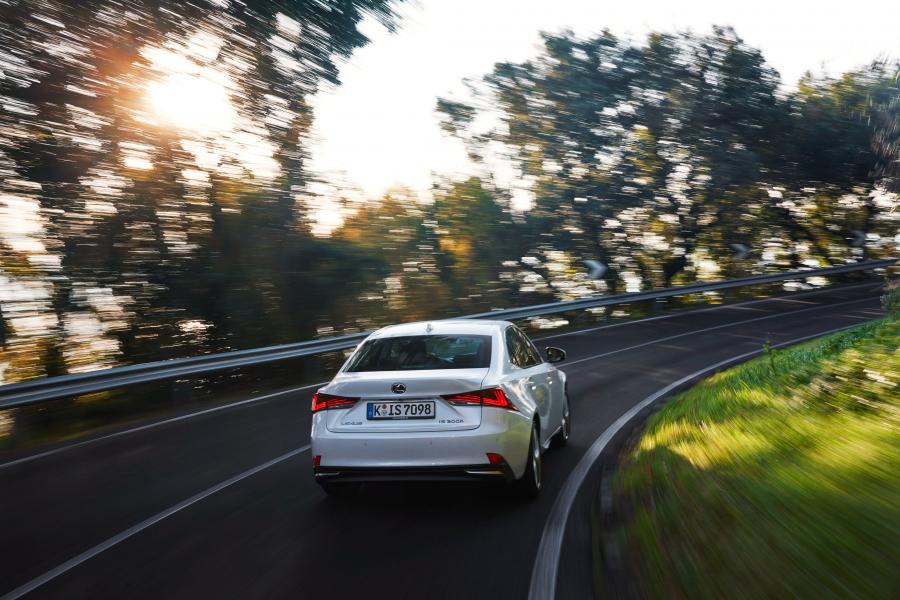  Lexus IS300h 2016 года  (WW) (фото 12 из 28)